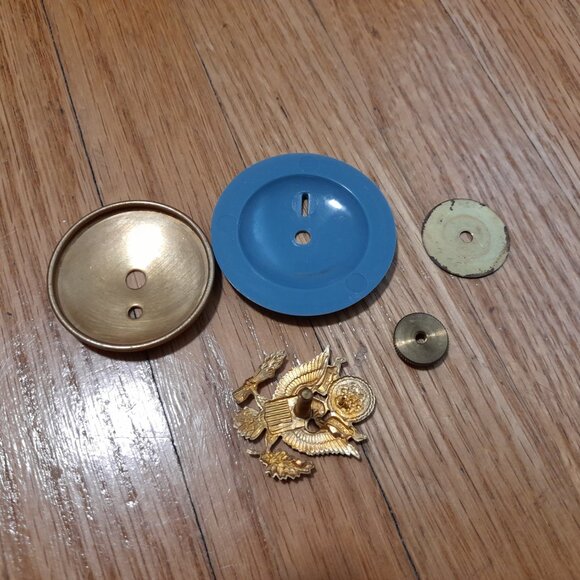 Vintage 60s 70s U.S. Infantry Cap Badge Military Light Blue Disc Screw Back - Picture 10 of 10